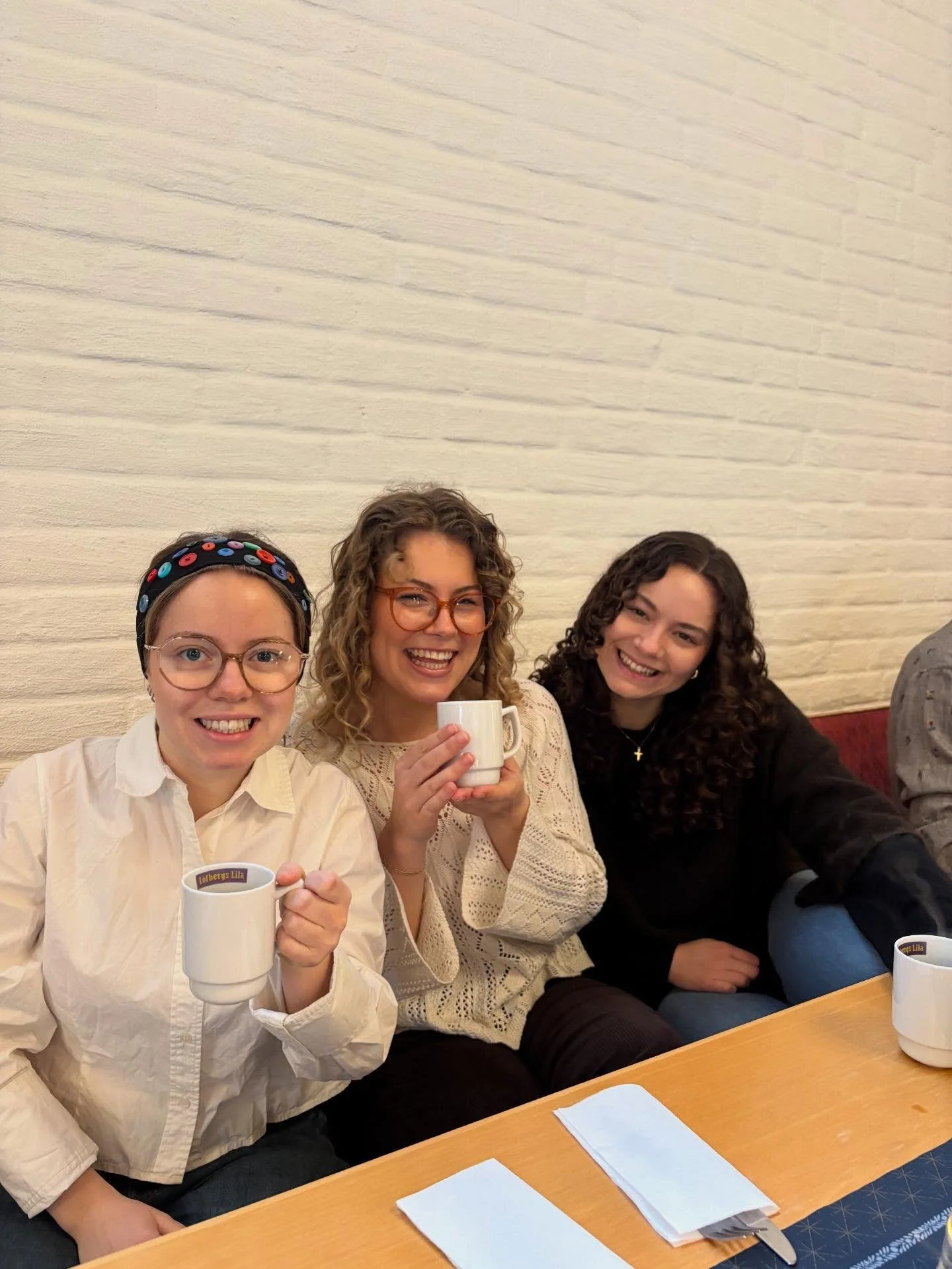 &Aring;rsm&ouml;tesgudstj&auml;nst i sitt esse med fest och gemenskap🙌🏻 

En viktigt fr&aring;ga bland all ekonomi och rapport &auml;r vad beh&ouml;ver du sl&auml;ppa taget om och ge till Gud?🪴 det du l&auml;mnar till honom kommer f&aring; blomstr