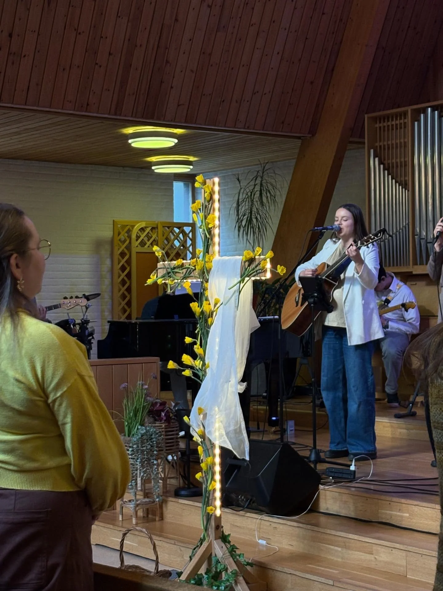 HEJ fr&aring;n gudstj&auml;nst och fest👋🏻
Korset &auml;r kl&auml;tt i blommor f&ouml;r Jesus lever, JA han &auml;r sannerligen uppst&aring;nden!