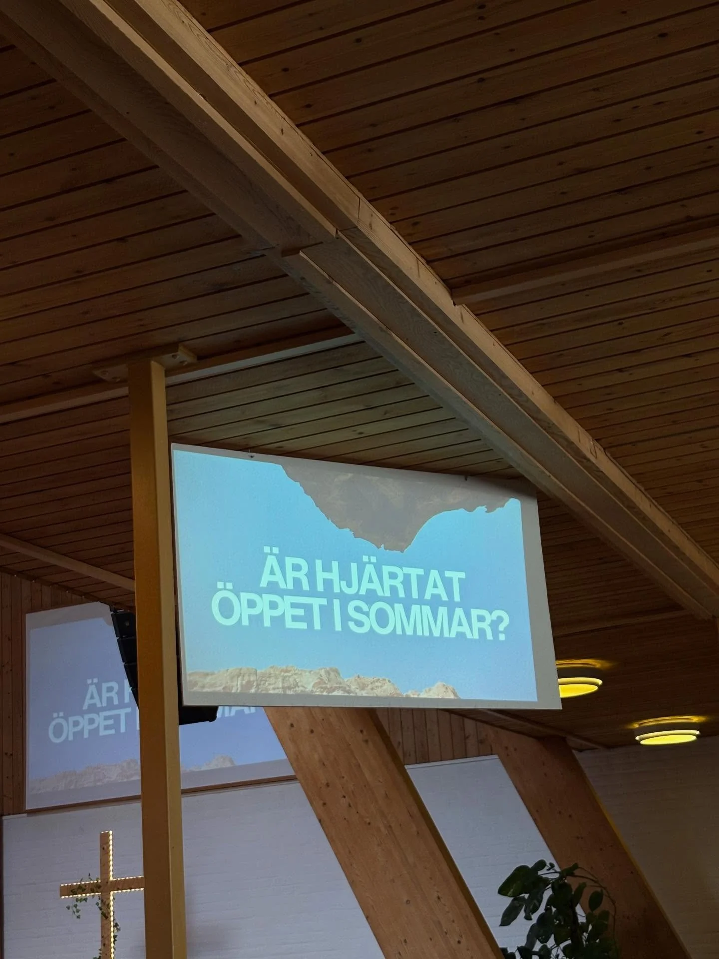 HEJ fr&aring;n s&ouml;ndagsgudstj&auml;nsten👋🏻

P&aring; s&ouml;ndags ses vi sista g&aring;ngen i korskyrkans lokal men vi forts&auml;tter sen med sommarandakter p&aring; Adolfsbergsg&aring;rden, start 28/6 kl 17.00!