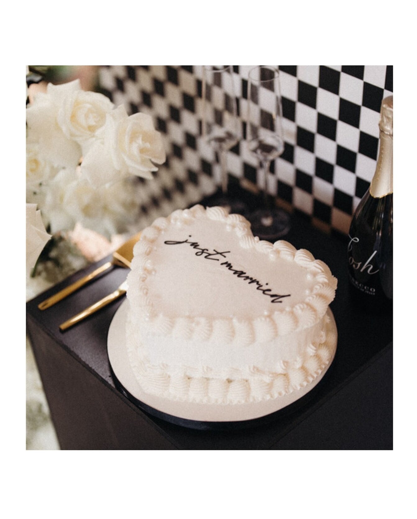 Let them eat cake! (Plz save me a slice) 🍰 

#ncweddingphotographer #travelingweddingphotographer #weddjngphotography #weddingcake #heartshappedcake