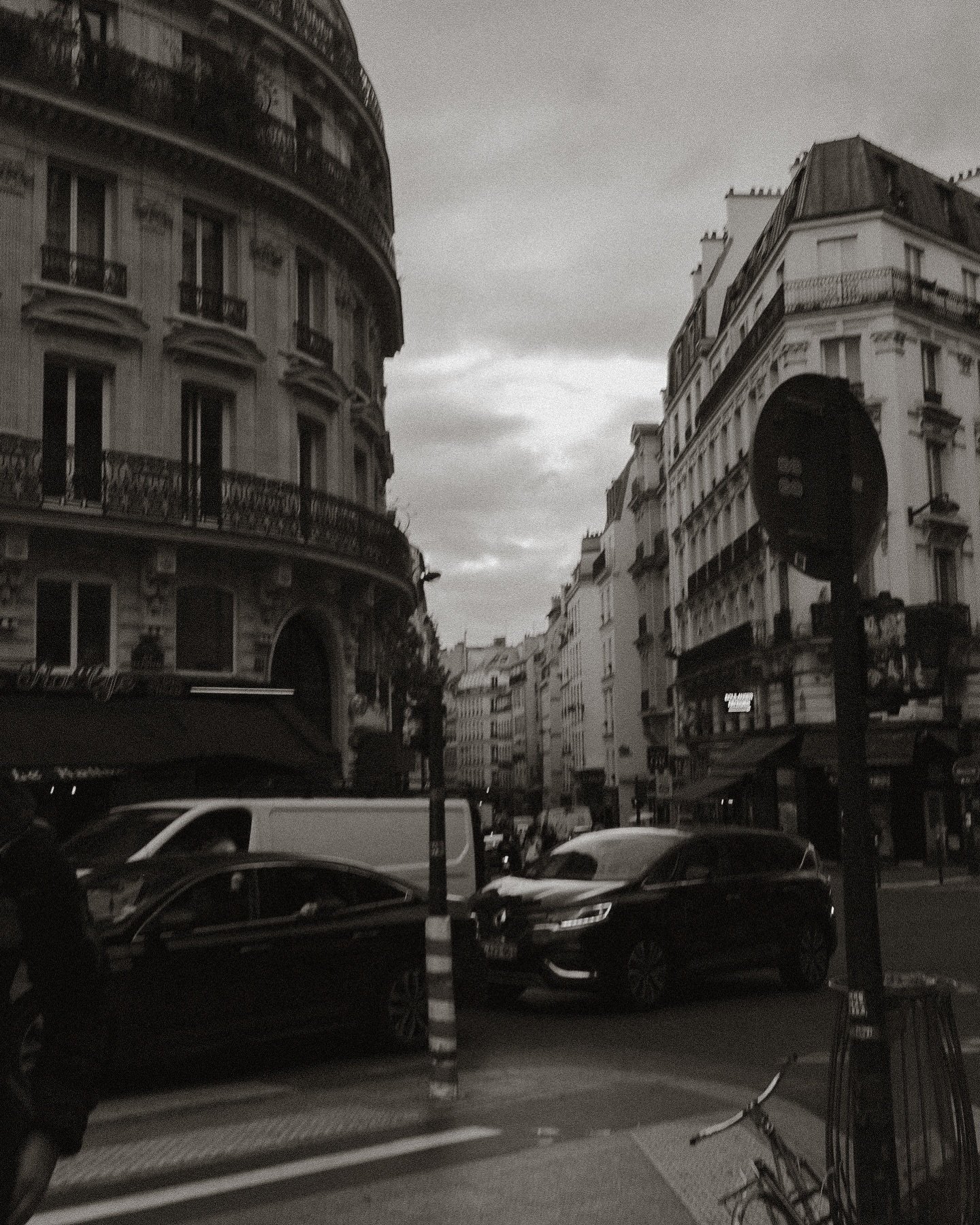 It&rsquo;s such a gloomy day here and has me nostalgic for rainy days in Paris 🥐
⠀⠀⠀⠀⠀⠀⠀⠀⠀
I cannot wait to be back in my favorite city right before my birthday in September! If you so happen to be in Paris Sept 23-25ish and want to book a session o