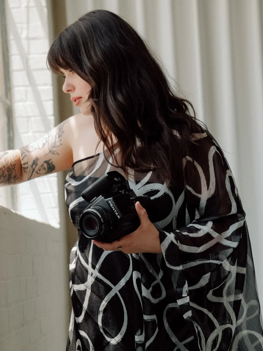 Hi, I&rsquo;m Chelsea. Owner &amp; lead photographer at Toujours. I&rsquo;m so glad you&rsquo;ve found your way here!
⠀⠀⠀⠀⠀⠀⠀⠀⠀
I&rsquo;ve been shooting weddings since 2014 and went full time at the end of 2018. I am a very headstrong, love sick girl