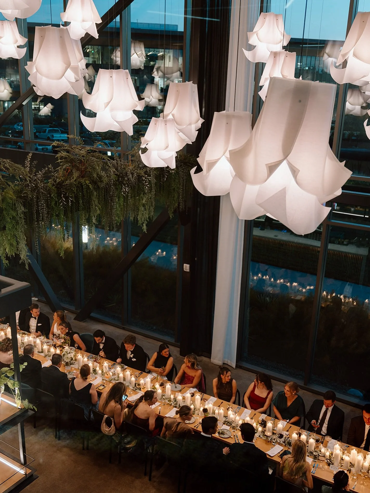 Long tables have a certain je-ne-sais-quoi quality to them. I find them so magical and beautiful 😍 // #toujoursphoto #eastcoastweddingphotographer #destinationweddingphotographer