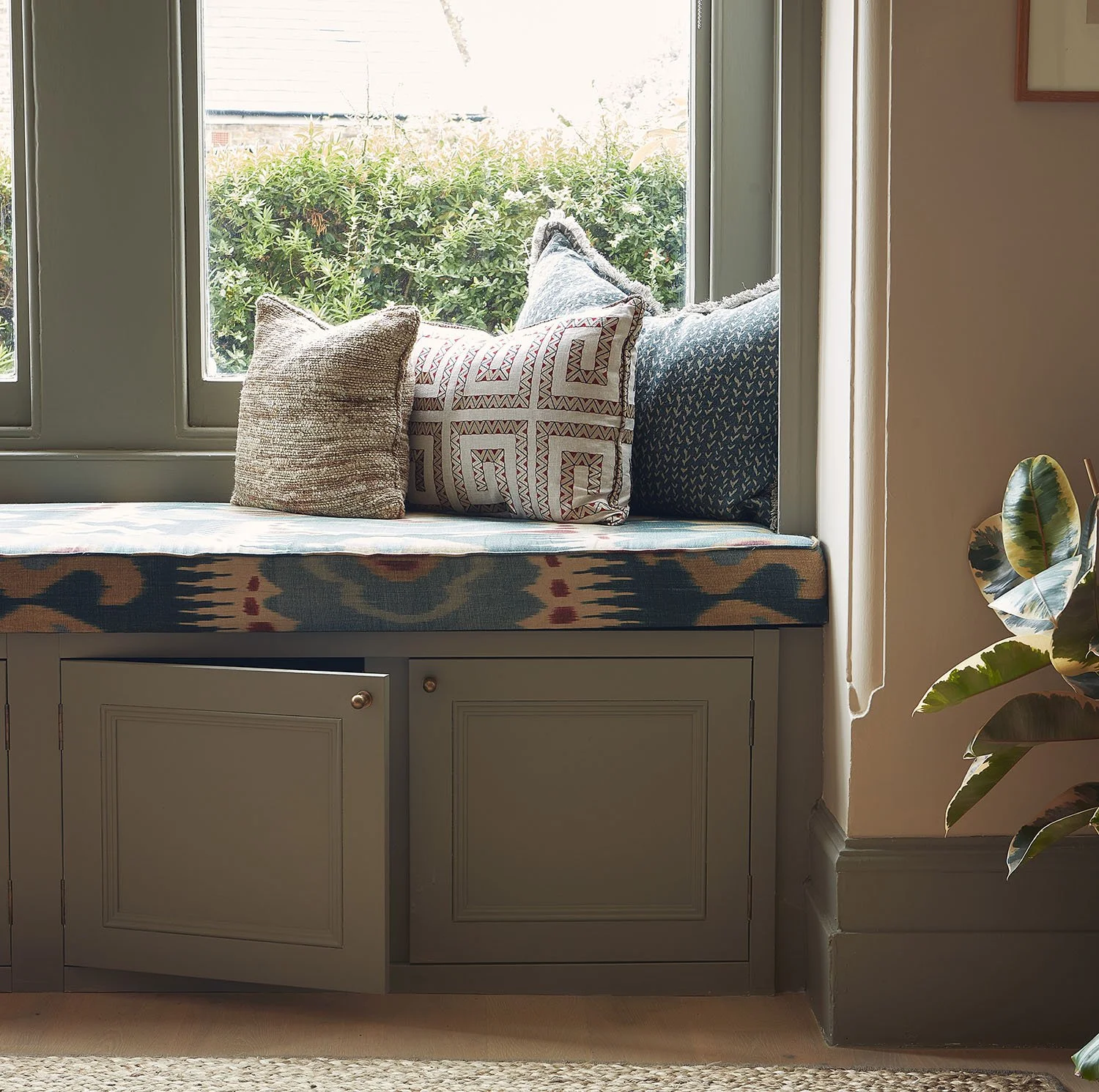 Raveley Steet, Window Seat