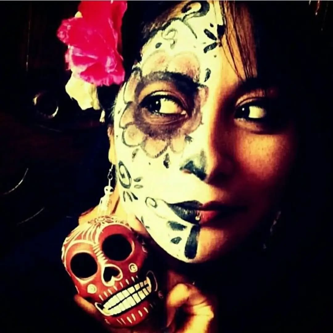 El Dia de los Muertos

🕯&laquo; La muerte es una vieja amiga que nos ense&ntilde;a a valorar la vida. &raquo;

(La mort est une vieille amie qui nous apprend &agrave; valoriser la vie.)

🏵Pas de place pour la tristesse ! On dresse des autels color&