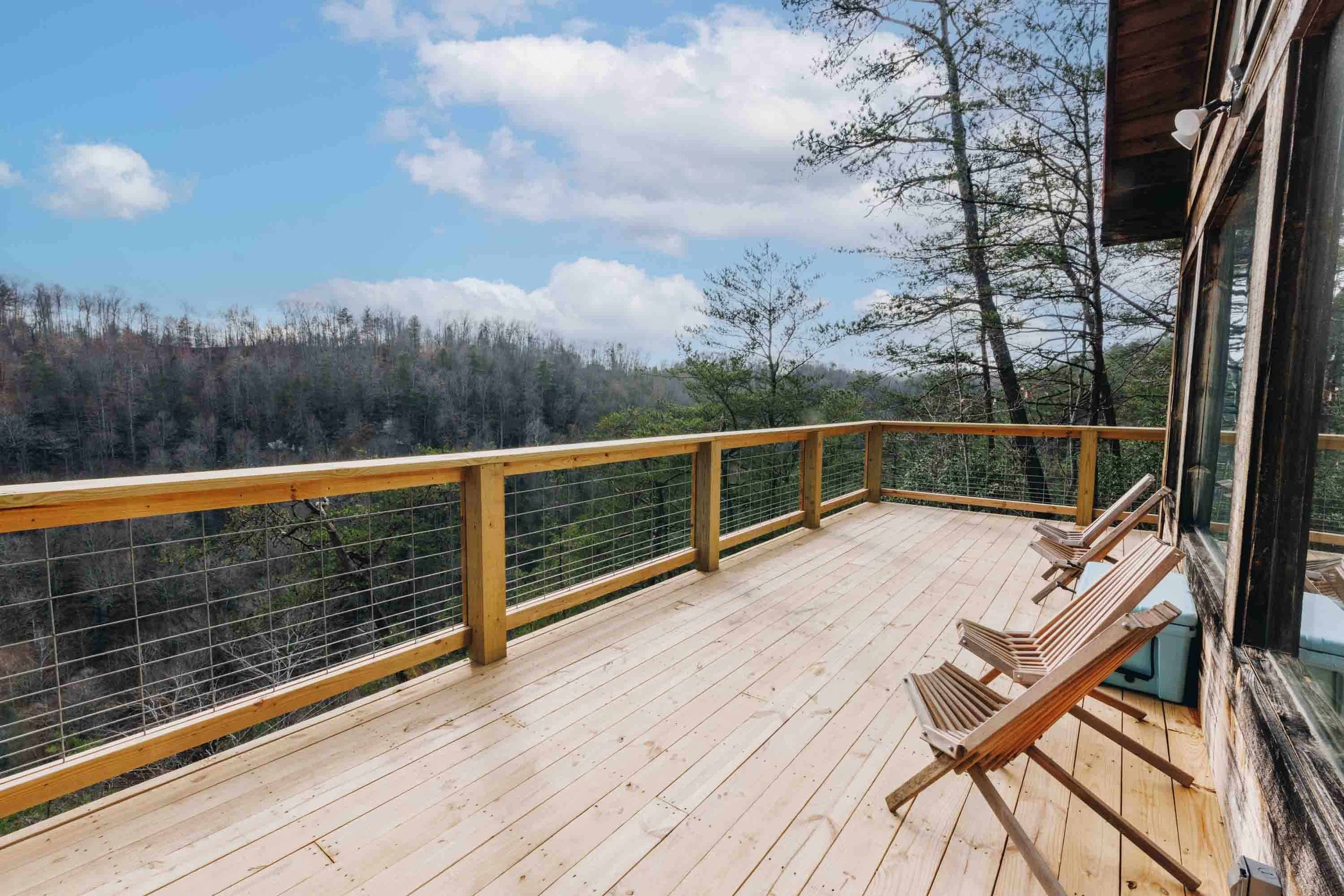Cliffside cabin deck, perfect for rejuvenation and retreats