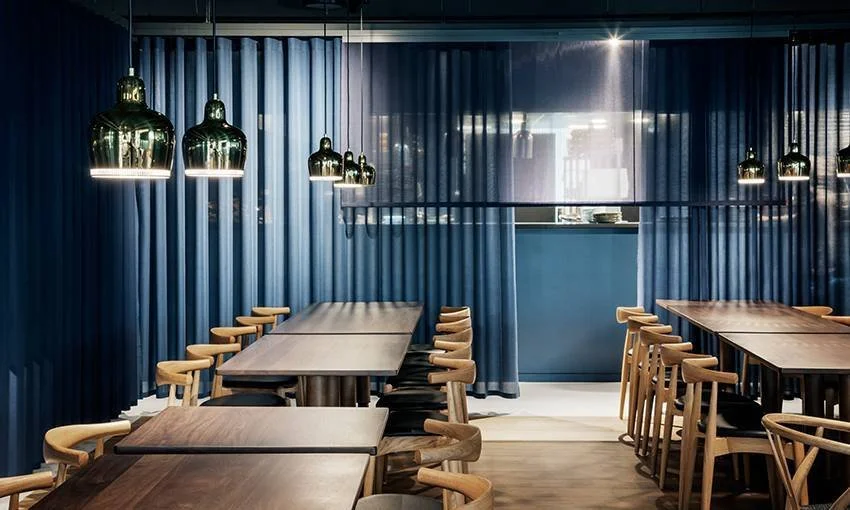 Kafe, restaurant og hotell inspirasjon til interiør av Lise S Studio. Kongeblått på vegg og skjermer, stoler og bord i tre.