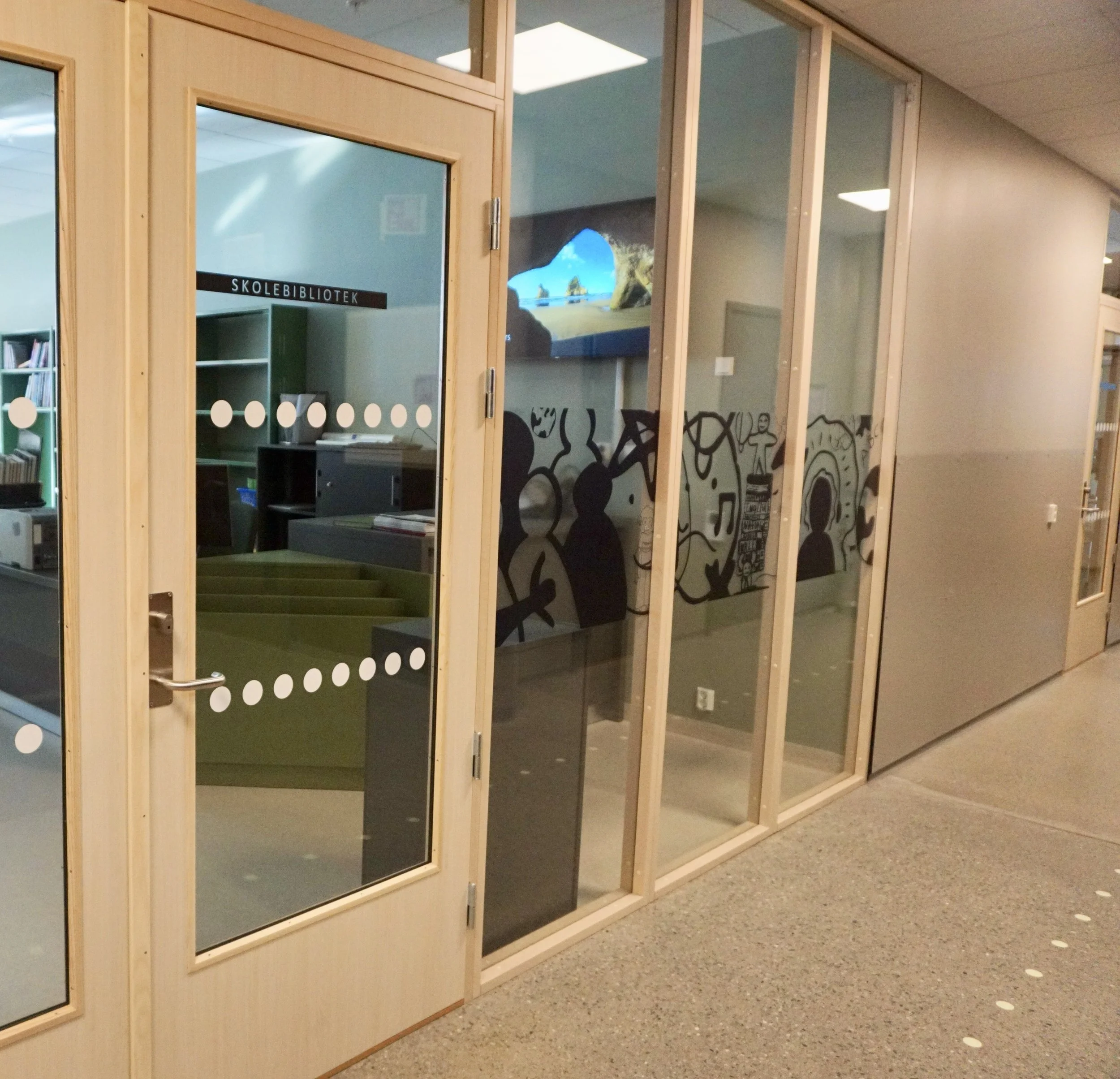 Vikhammer Ungdomsskole utsmykning av Lise S Studio. Foliering på vinduer.