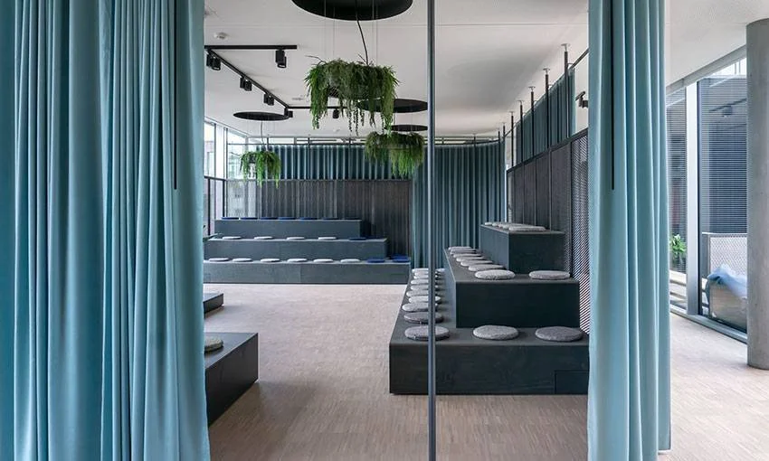 Tekstil, Tapet og solskjerming inspirasjon til interiør av Lise S Studio. Forfriskende blått i gardiner.