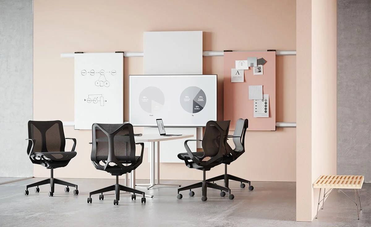 KONTOR interiør inspirasjon fra Lise S Studio. Sorte stoler og vegger i nøytrale toner.
