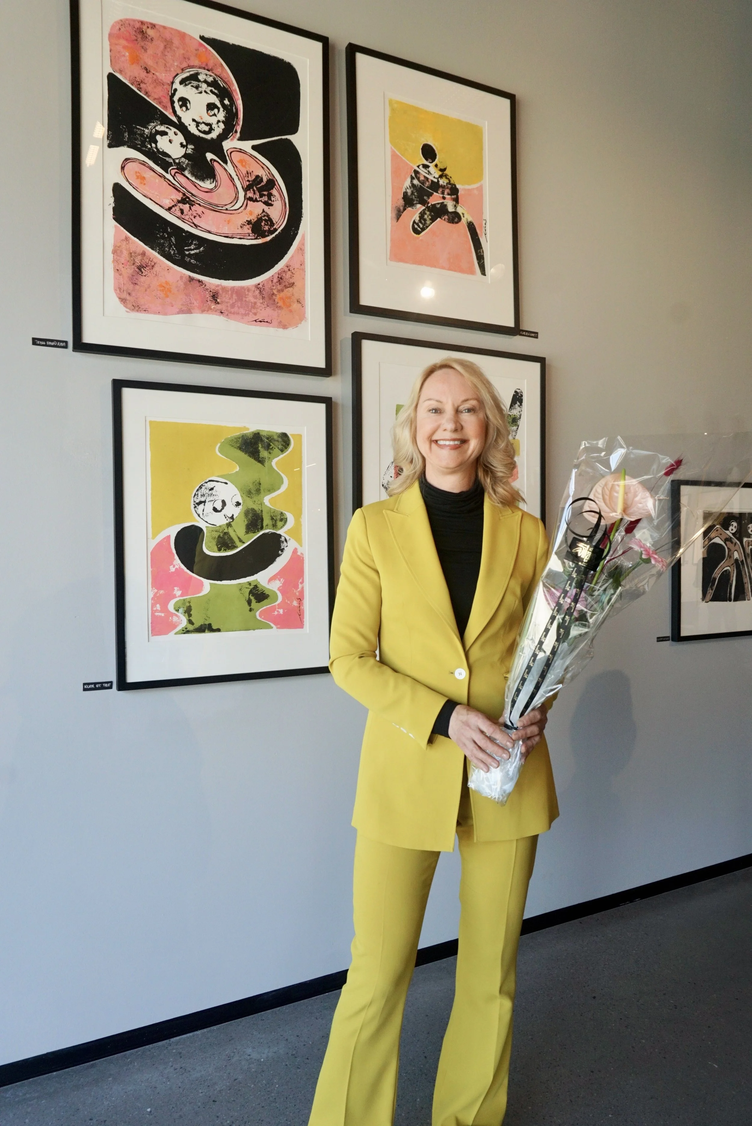 Kimen utstilling på Stjørdal av Lise Anette Strand og Lise S Studio. Grafikk i rosa og gule toner. Lise Anette Strand kunstner.