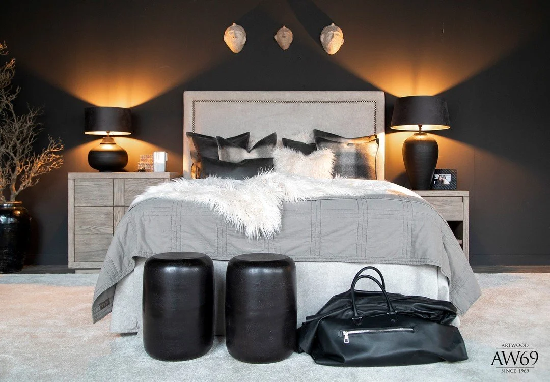 Rustikk og natur inspirasjon til interiør design av Lise S Studio. Seng med sort, brunt og gyldne toner i dekor.