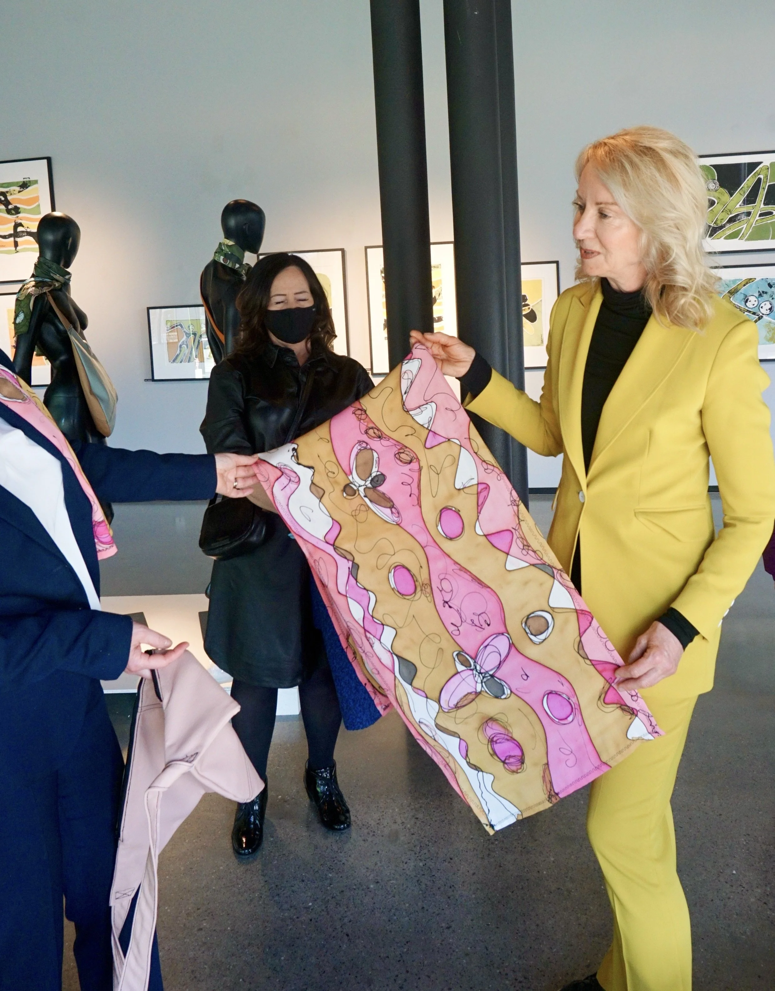 Kimen utstilling på Stjørdal av Lise Anette Strand og Lise S Studio. Lise Anette Strand kunstner med silkeskjerf.