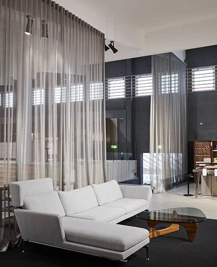 Kafe, restaurant og hotell inspirasjon til interiør av Lise S Studio. Lange gjennomsiktige gardiner avslappende lounge område.