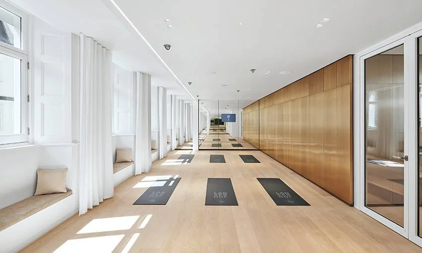 Tekstil, Tapet og solskjerming inspirasjon til interiør av Lise S Studio. Trelagt gulv og vegger med hvite gardiner.