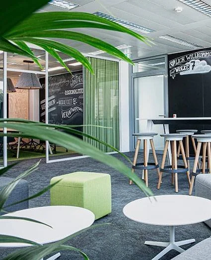 Kafe, restaurant og hotell inspirasjon til interiør av Lise S Studio. Grønne planter og detaljer.