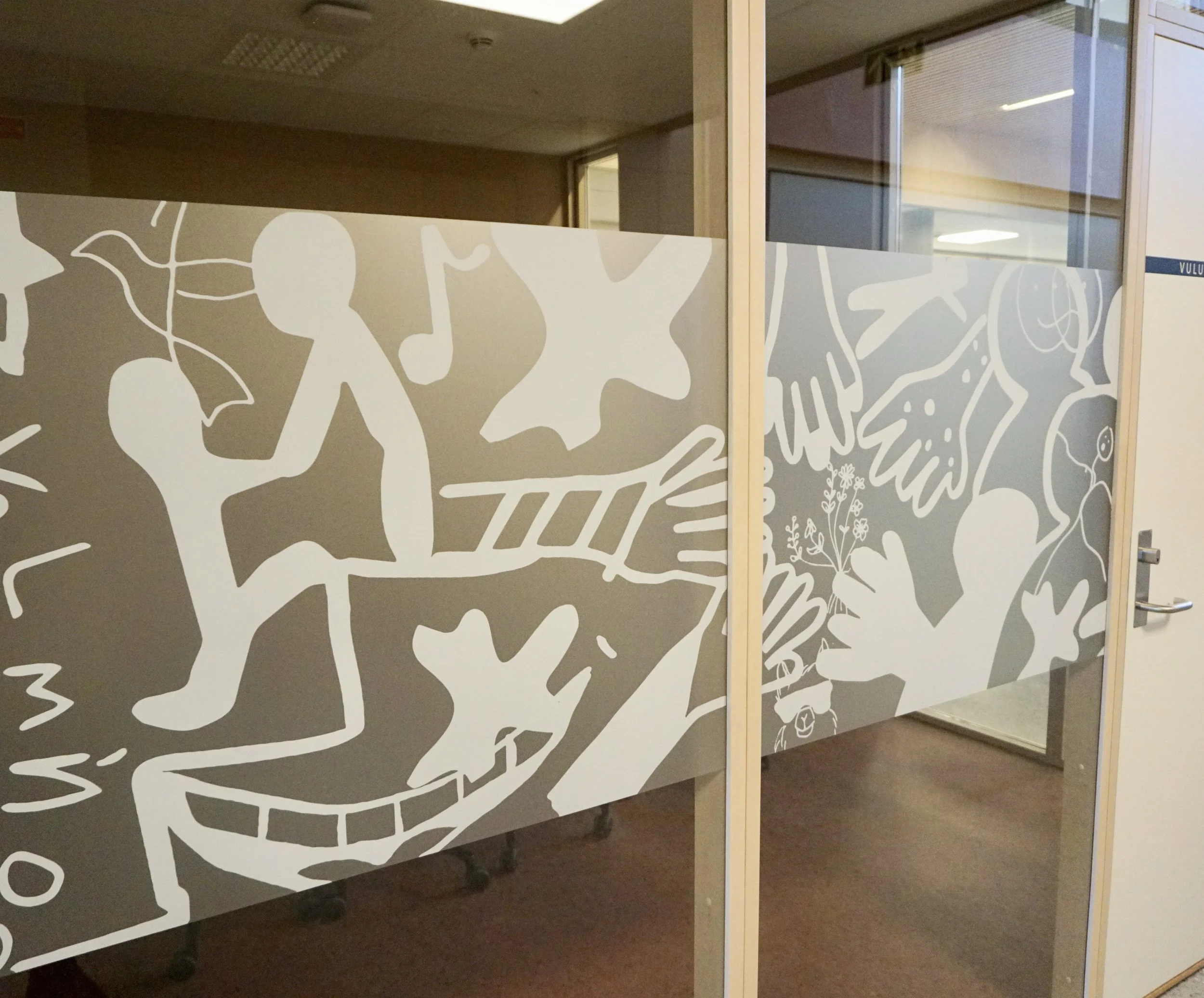 Vikhammer Ungdomsskole utsmykning av Lise S Studio. Foliering på vinduer. Elevenes tegninger.