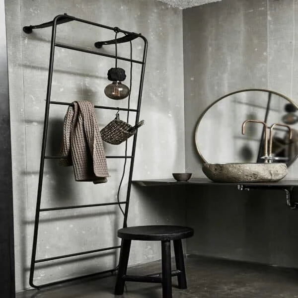 Rustikk og natur inspirasjon til interiør design av Lise S Studio. Betong bad med rundt speil og oppheng i stål.