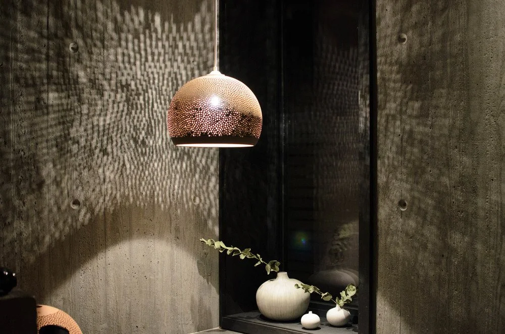 Rustikk og natur inspirasjon til interiør design av Lise S Studio. Lampeskjerm i bronze og gull farger.