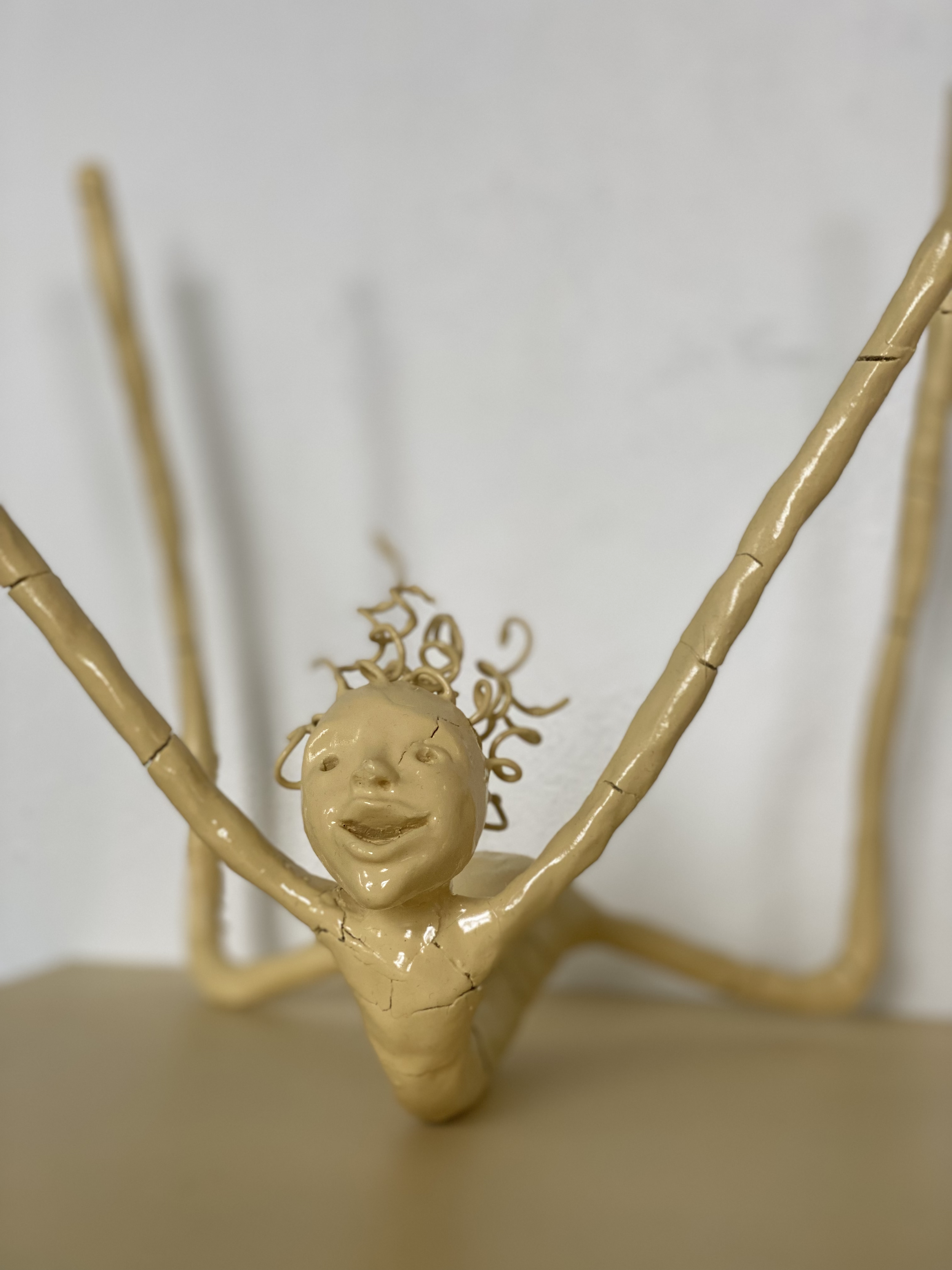 Lise S Studio kunst og kunstner Lise Anette Strand. Skulptur av glad person.