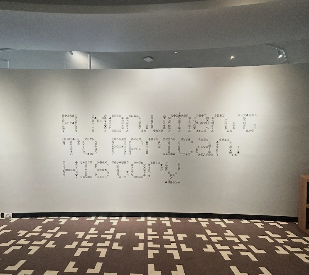 Art installation proposing a monument dedicated to African history and cultural heritage.