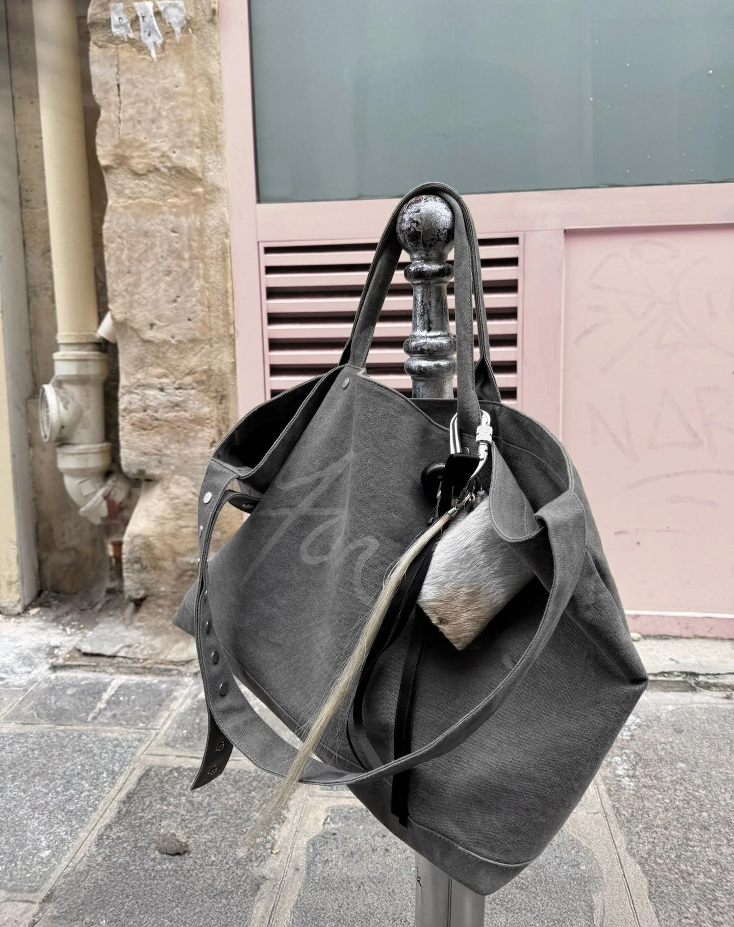 Our Silver Stud Field Bag, designed to be impervious to city life. Fill it with anything you can imagine and more.

Preorder on RUEDELAMARE.CA