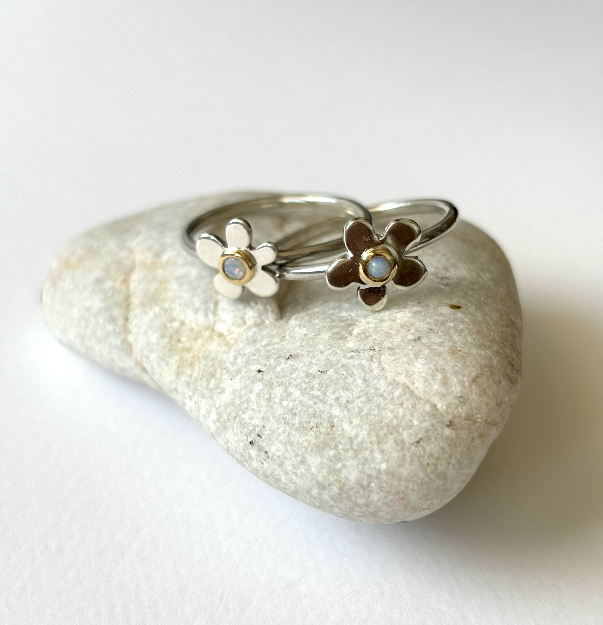 Bague Marguerite AG, or et opale