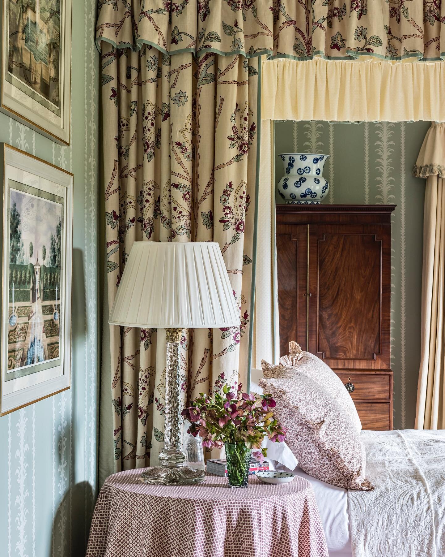 Saturday mornings surround by @robertkime and @gsdltd #fourposterbed #countrylife #countryhousestyle