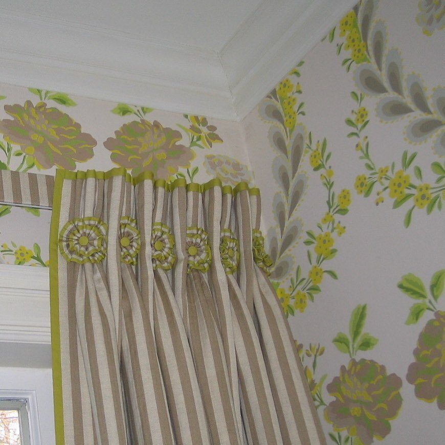 A curtain heading for a client in Connecticut in Toile Chevron from @claremontfurnishing with Mauny wallpaper from @zuberofficial #curtains #wallpapers 
#interiordesign #interiordecoration #interiors #green #yellow #stripes