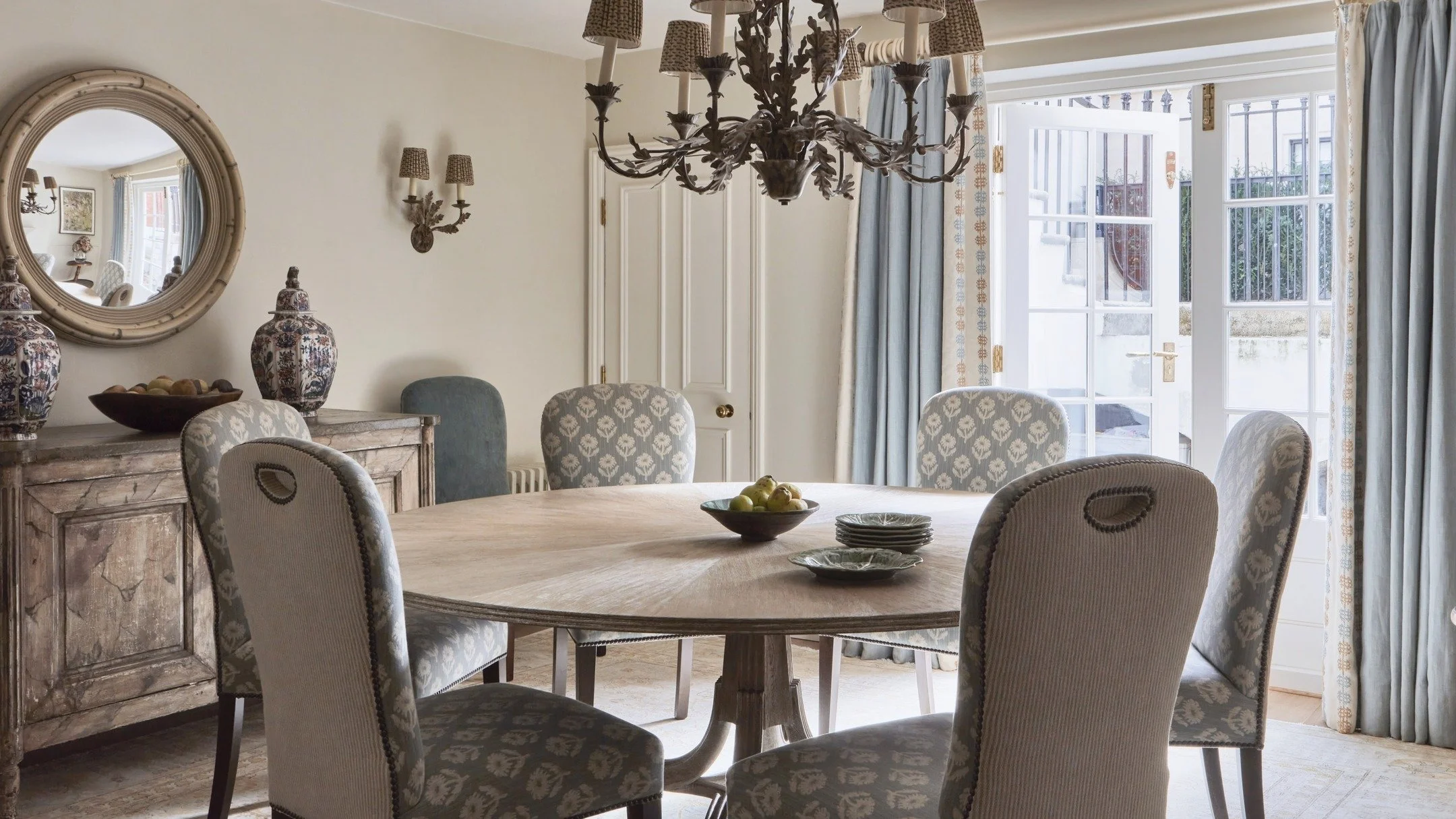 Charming Chelsea cottage project now live on our website

Chairs @claremontfurnishing 
Chandelier @richardtaylordesigns 
Table @williamyeoward 
Delft Pots @mcwhirter_antiques