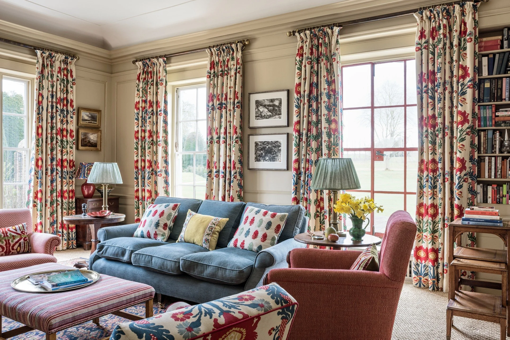 A library in Hampshire, by McWhirter Morris. The perfect place to relax this weekend. 

Curtains in Victor Hugo by Le Manach @lamaisonpierrefrey 
Stool from @robertkime