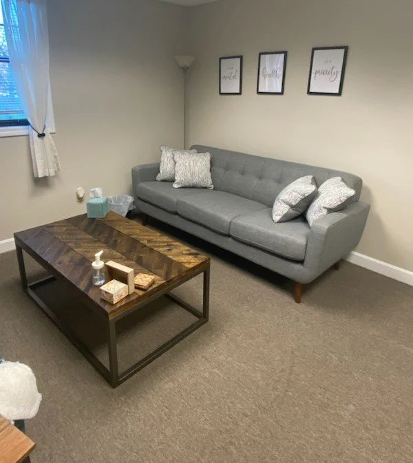 Spanish-speaking licensed trauma therapist in Connecticut providing EMDR therapy for women healing from relational trauma, emotional abuse, and attachment wounds