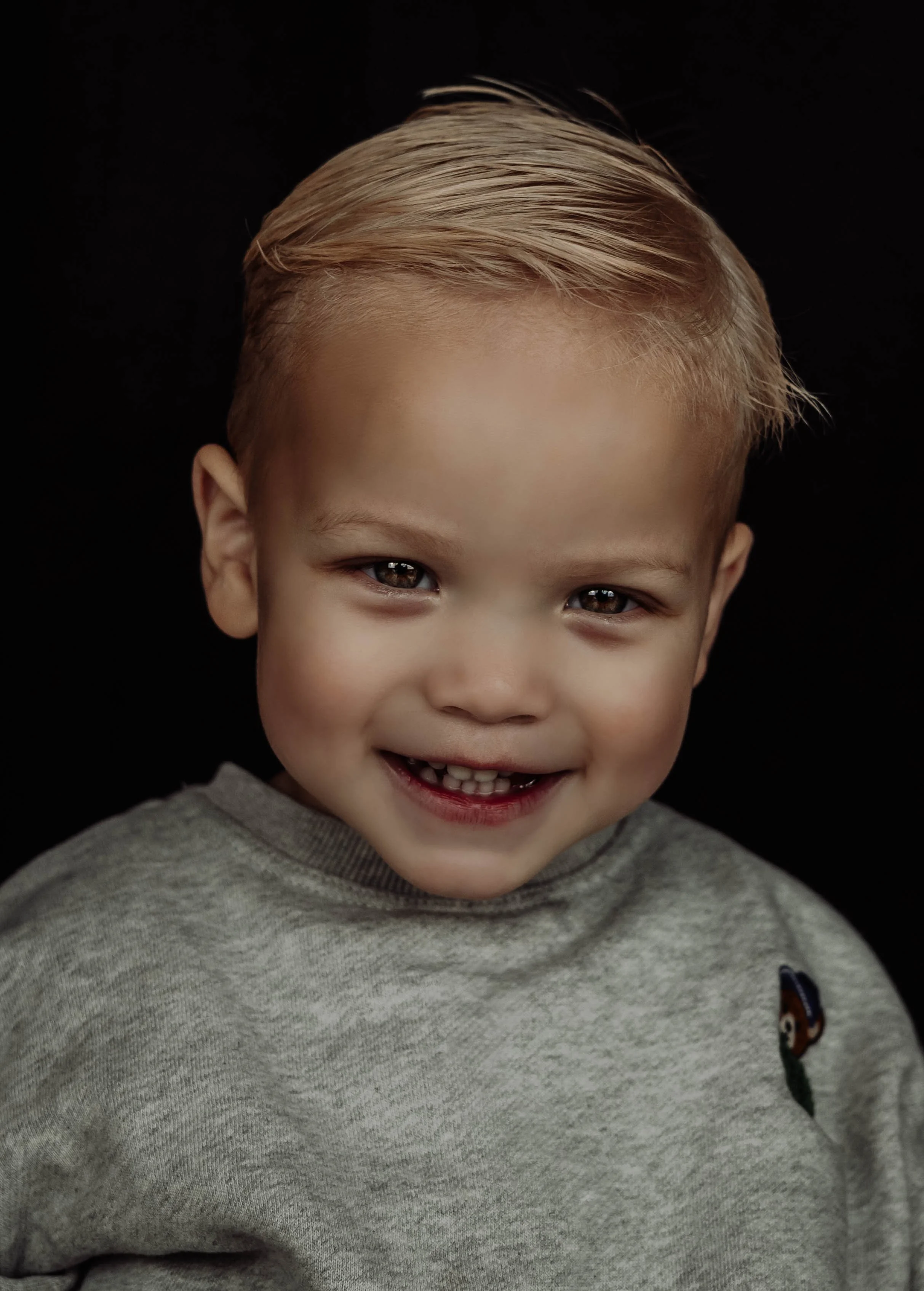 jongen portret zwarte achtergond