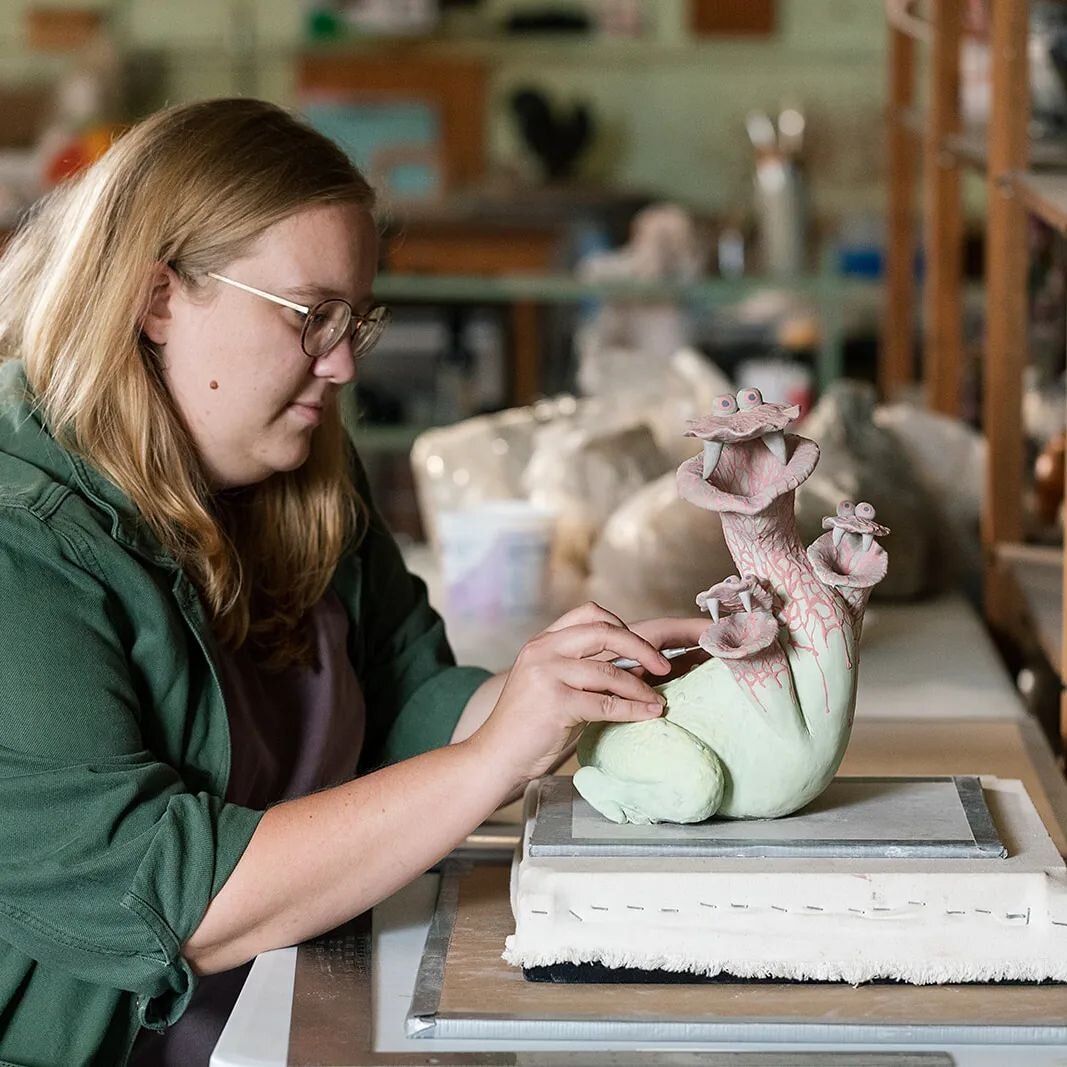 Wanna learn how to make weird sculptures of things you imagine? Here's how you can learn from me:

1. Wednesday night classes at @claymakersarts, sessions every 6 or 7 weeks for the foreseeable future. Join the newsletter and act fast to sign up, spa