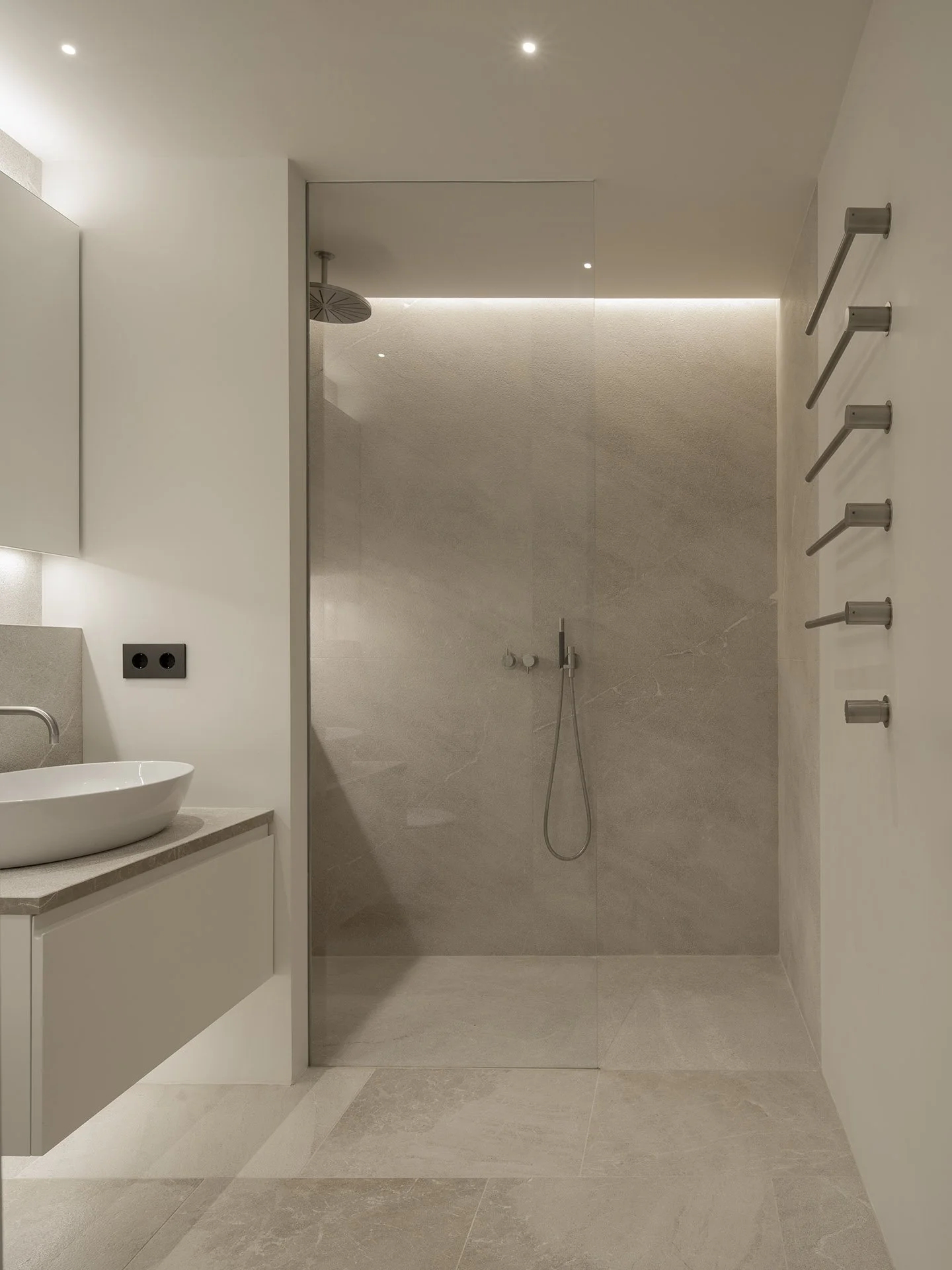 Walk-in shower in the guest bathroom at Villa Calatrava