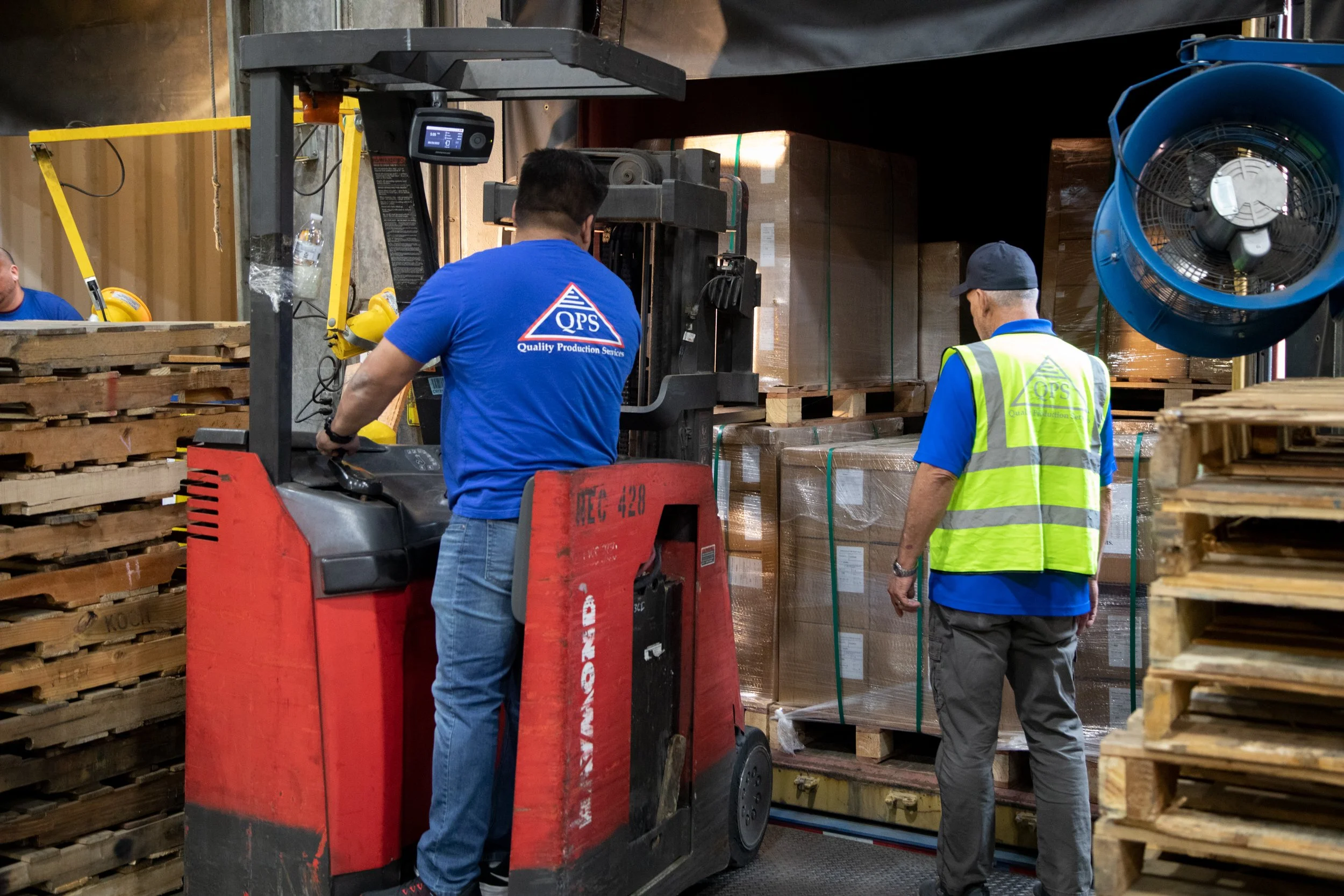 The Human Advantage in Manual Unloading of Floor-Loaded Containers