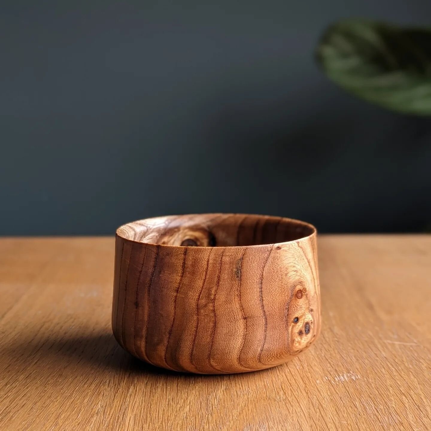 A new Elm pot with some nice character to it. Finished with Tung oil. Shame Elm can be harder to come by thanks to Dutch Elm disease. It's a lovely wood... in my humble opinion.