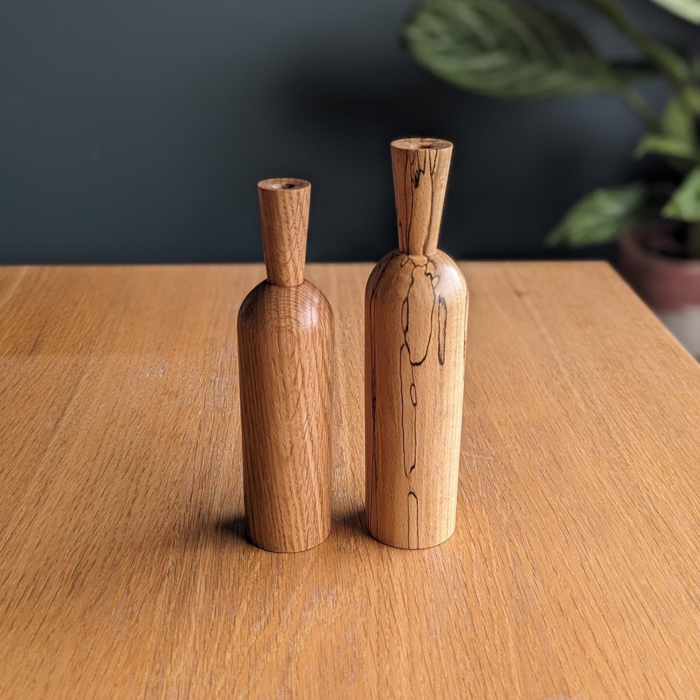 A new shape of bud vase I've been turning recently. 

I have been trying to get to grips with my @richard_findley parting/skew chisel, and these give me the chance to practice - as I can do the whole thing with said tool. 

Oak and Spalted Beech here