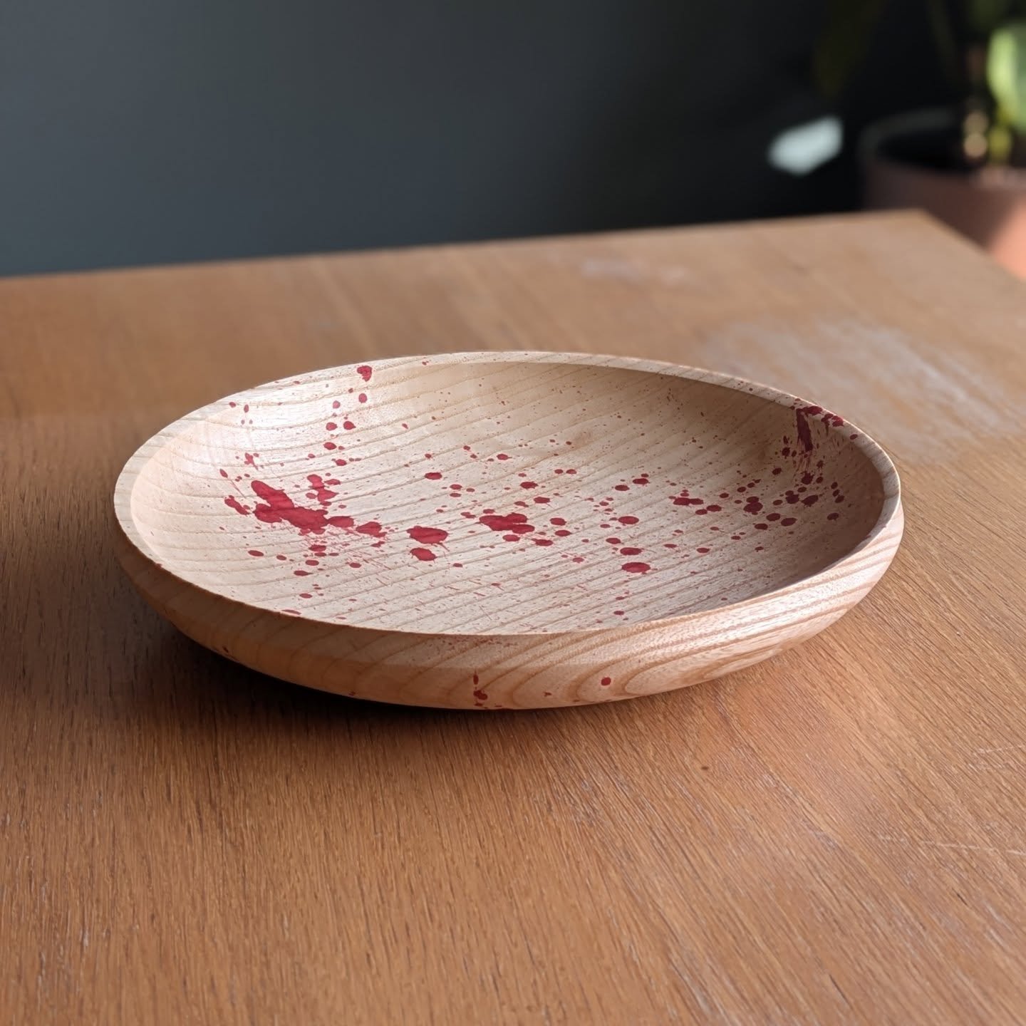 Ever since seeing @cahan_studio do some interesting splatter vessels earlier this year, the idea&rsquo;s been rattling around my head like a loose marble in a drawer.

This week I had the opportunity to experiment, so I tried it on a shallow ash bowl