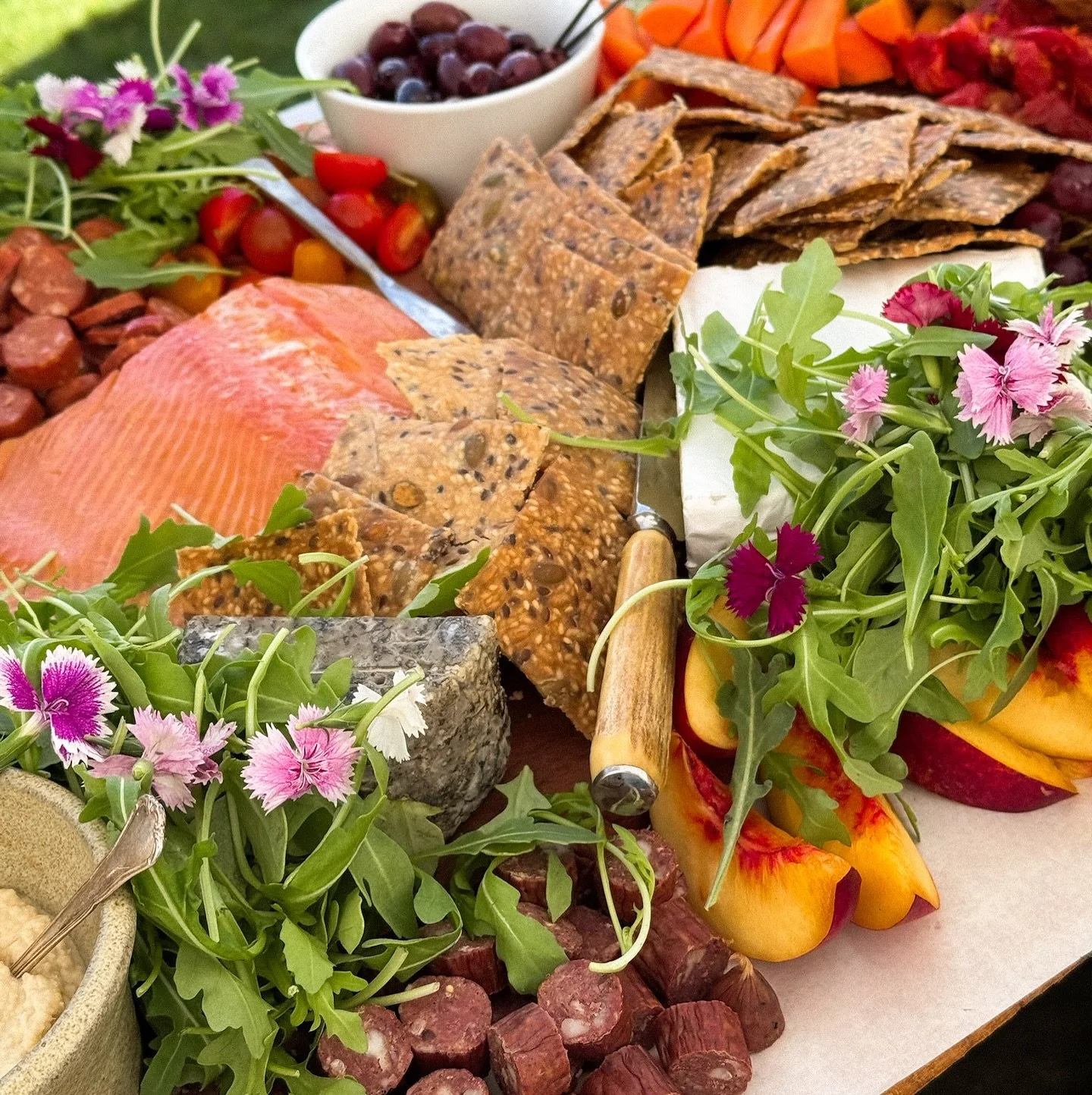 ✨ From vibrant produce to artisan cheeses, smoked salmon, house-made dips, and a touch of floral &mdash; our grazing platters &amp; tables are made for celebrations big and small 🍑🧀✨
📧 book now: hello@sprigandthistle.co.nz