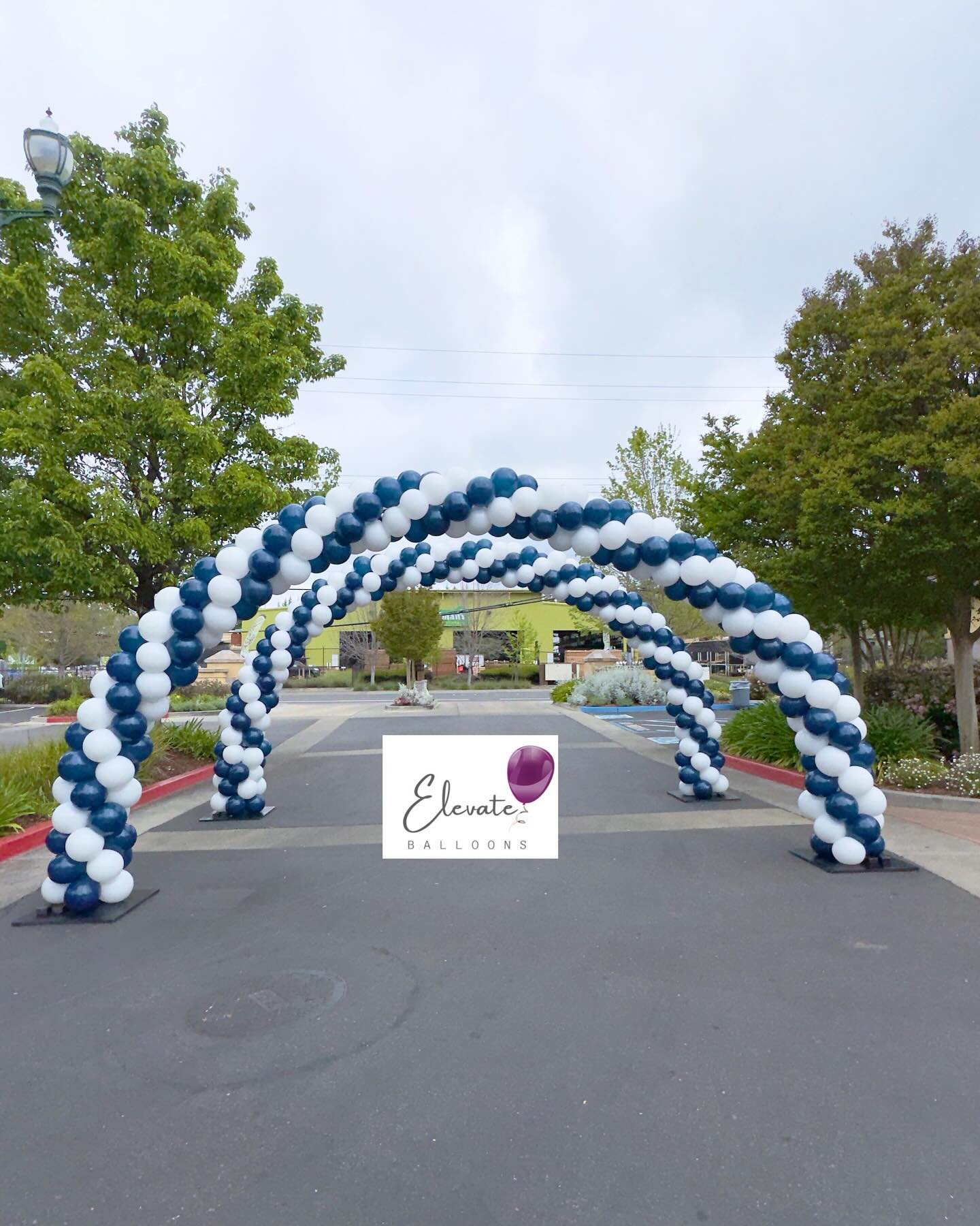 🎓✨ Attention schools, graduates and proud parents! It&rsquo;s time to celebrate your achievement in style with our stunning balloon arches! 🎈🌟 Whether you&rsquo;re graduating from high school, college, or grad school, our balloon arches will add t