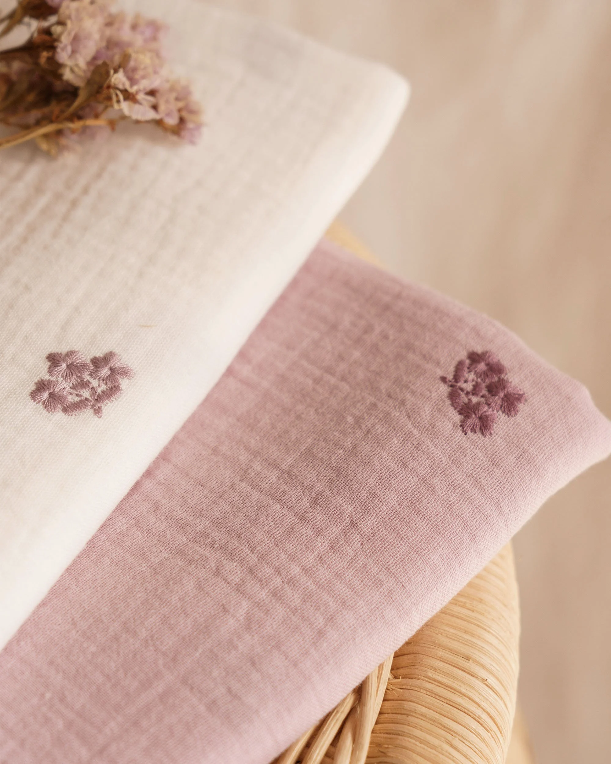 Embroidered Muslin / White & Old Pink