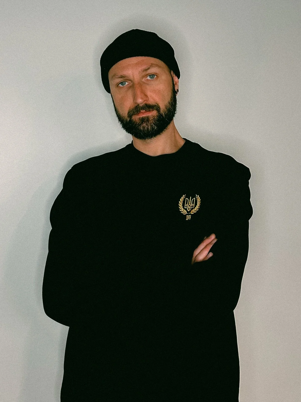 Тризуб у віночку з колосків і літери DV, Tryzub in a wreath of wheat with the letters DV, DUH VOLI UNITED24 Clothing that helps Ukraine