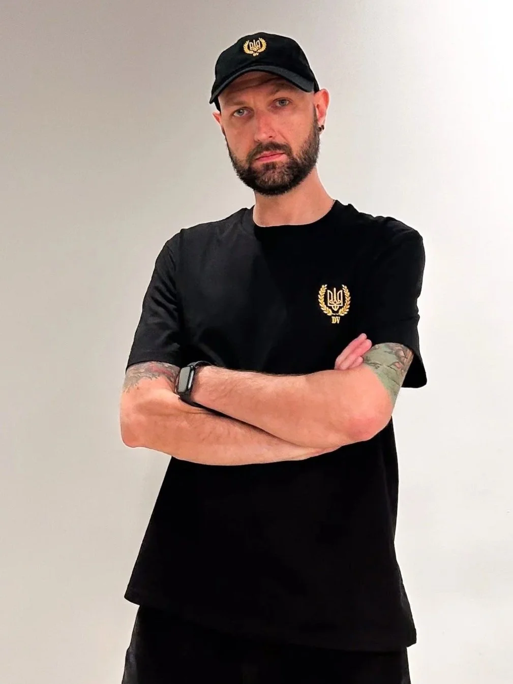 Тризуб у віночку з колосків і літери DV, Tryzub in a wreath of wheat with the letters DV, DUH VOLI UNITED24 Clothing that helps Ukraine