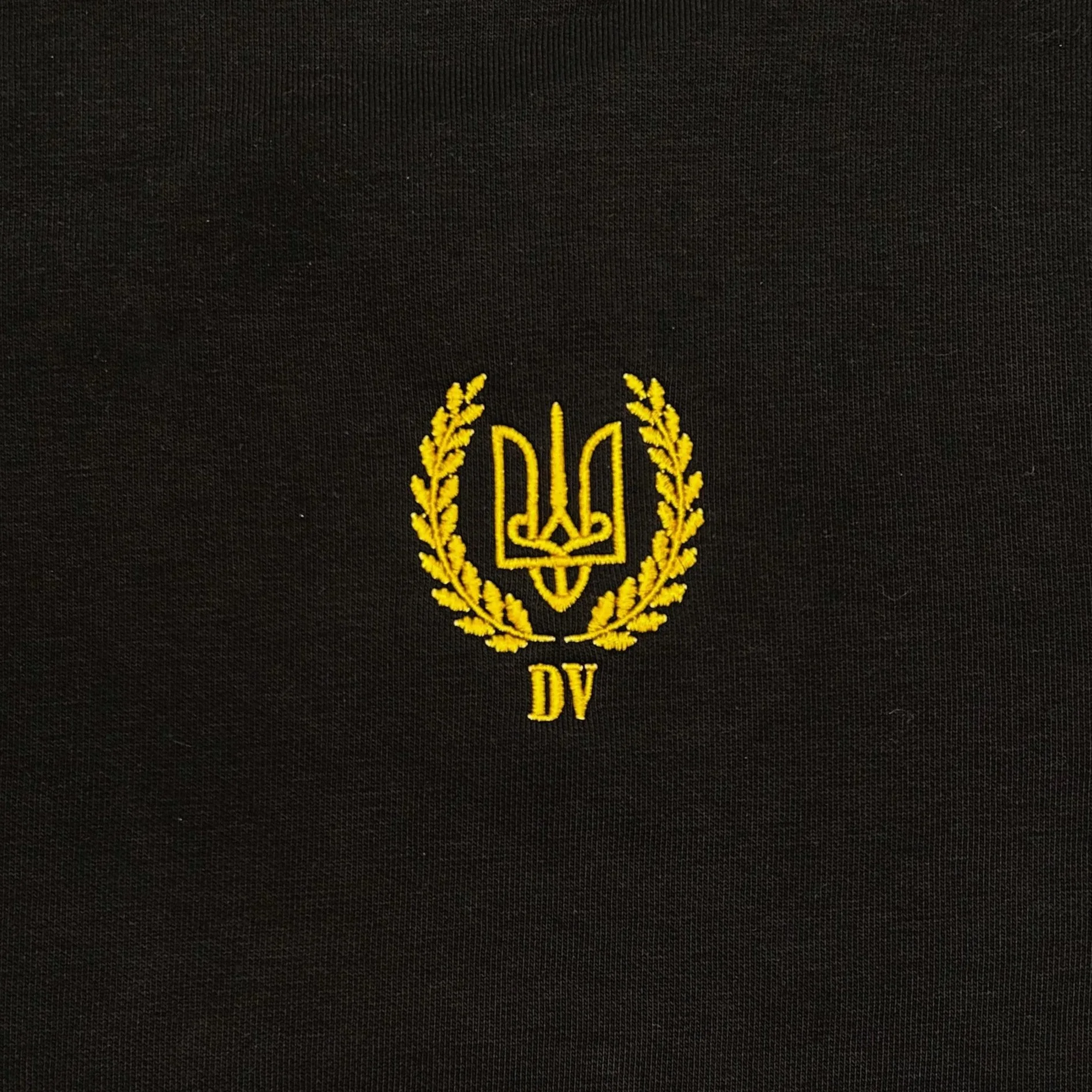 Тризуб у віночку з колосків і літери DV, Tryzub in a wreath of wheat with the letters DV, DUH VOLI UNITED24 Clothing that helps Ukraine