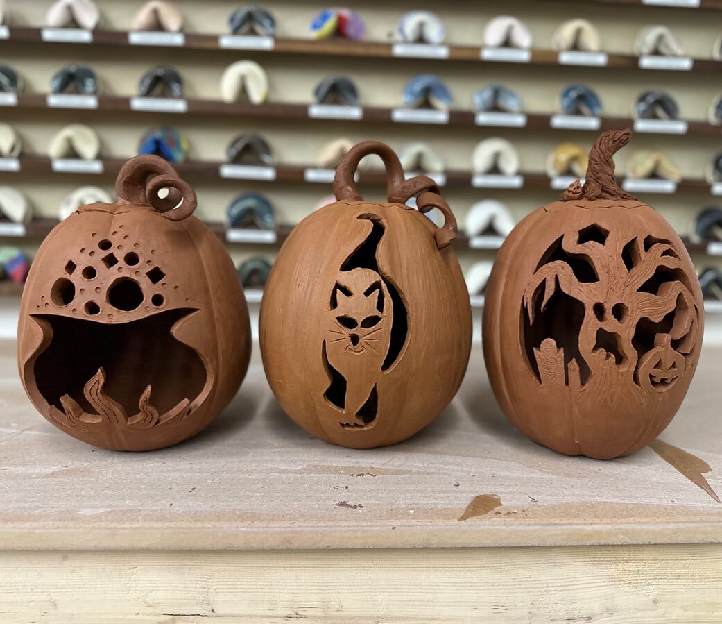 We have a few spots left this Saturday and Sunday for Pumpkin Carving with @headline_maker ! Come pick from a patch of ceramic pumpkins and carve your own Halloween keepsake! Link in bio

Dates:
Saturday, Oct 21st 6-9pm
Sunday, Oct 22nd 3-6pm

#recla