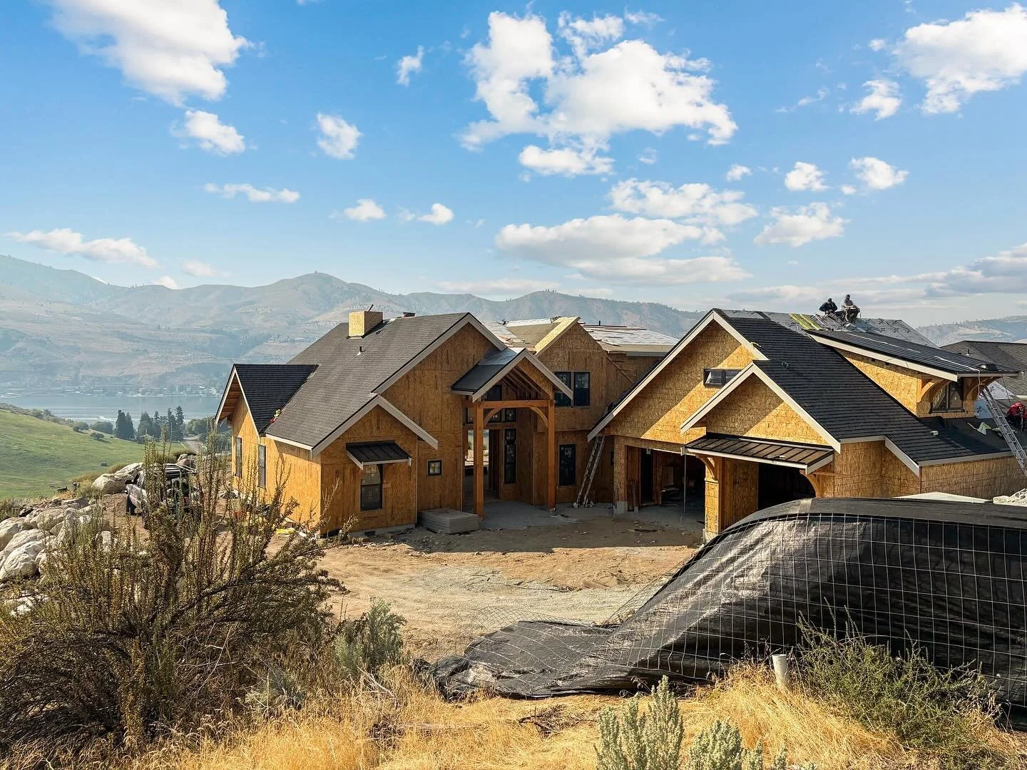 Taking shape above the lake ๐ก Exciting to see this custom home come to life in Chelan๐ซ 
#lakechelan #customhomebuilder #customhomes #chelan #homebuild