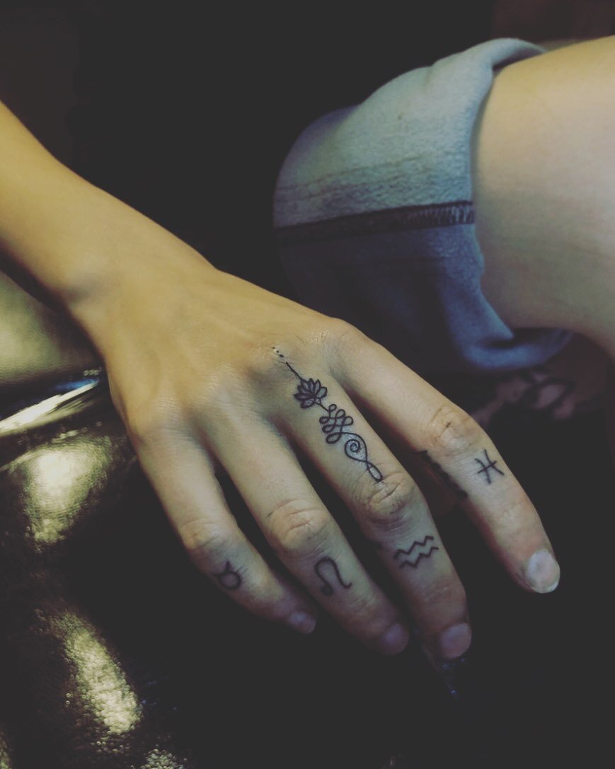 Delicate digits 🪐 

By @ashflash.tattoo 

#uptowntattoo #matakana #tattoo #tattooed #fingertattoo #handtattoo #matakanacountrypark #ashflash #ashflashtattoo #delicatetattoo #finelinetattoo #tattooart #tattooflash #matakanalife #uptowntattoonz