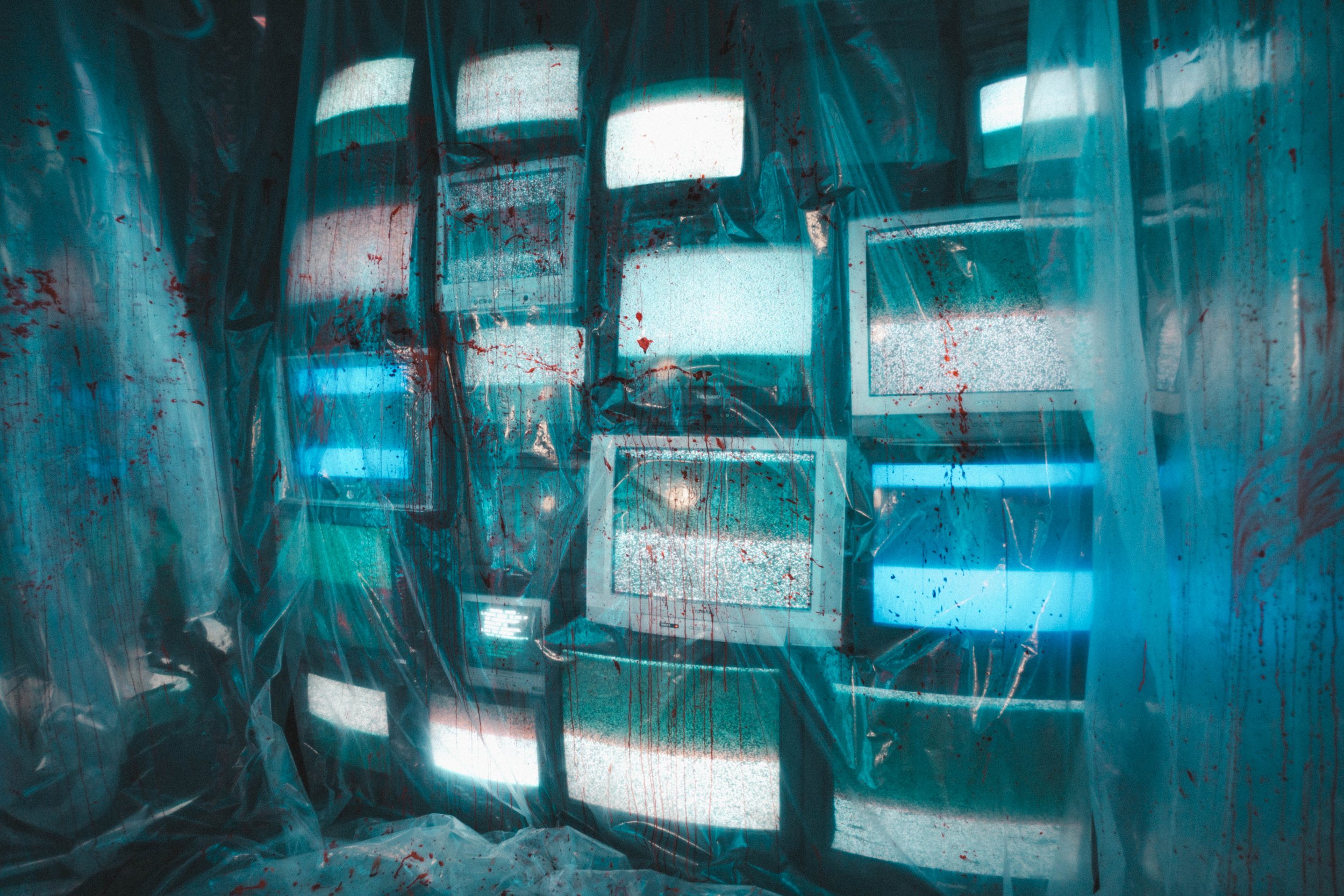 6, kill room, blood close up on tv, -09246.jpg