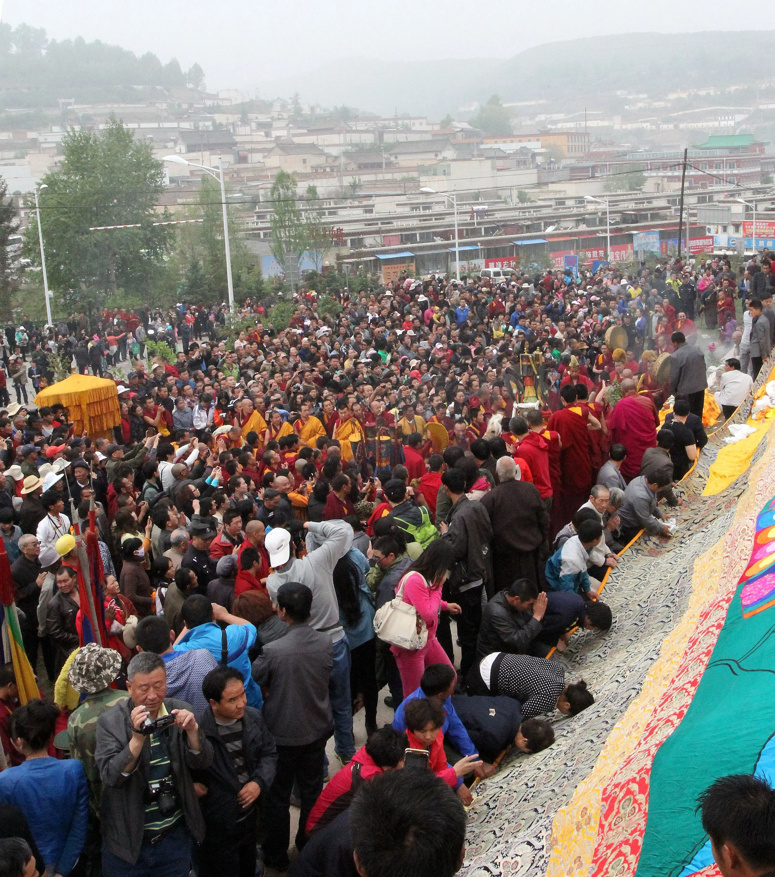 KUMBUM MONASTERY - QINGHAI - SUNNING BUDDHA FESTIVAL 2013 (239).JPG